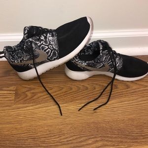 Nike roshe animal print rare